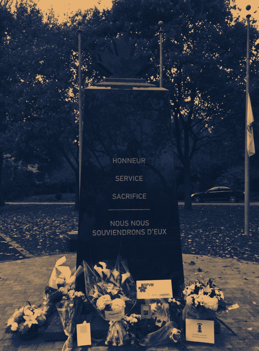 Le cénotaphe du Parc des Héros à Beaconsfield, fleurs et cartes hommages déposées à son pied lors de cérémonies du Souvenir